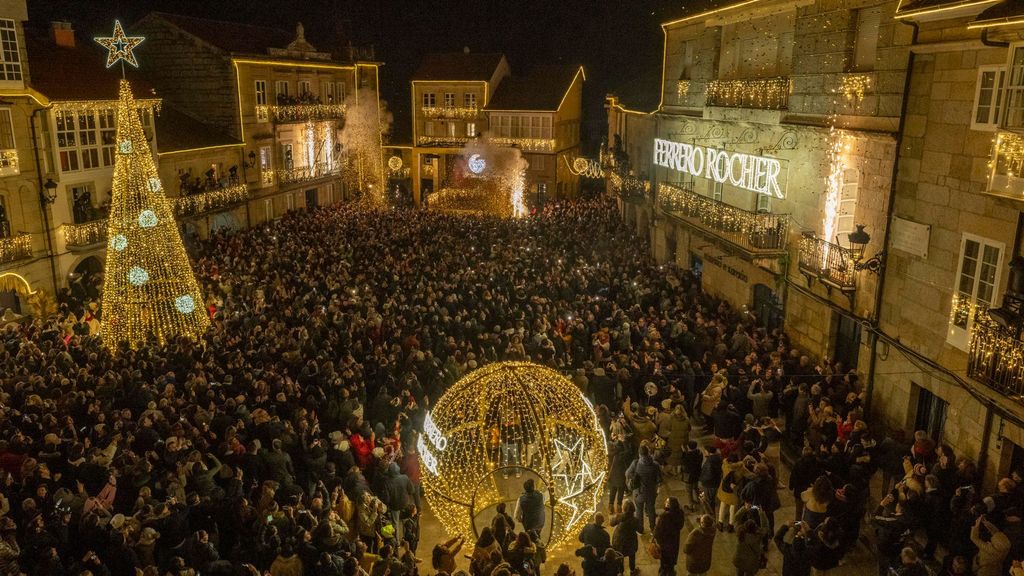 Vista aérea de la gala de inauguración de la iluminación navideña "Juntos Brillamos Más", en Ribadavia