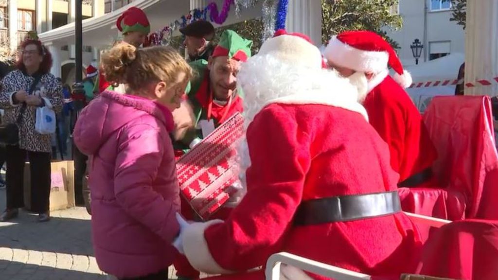 La Navidad de los niños tras la DANA: Papa Noel entrega 3.000 juguetes en Paiporta