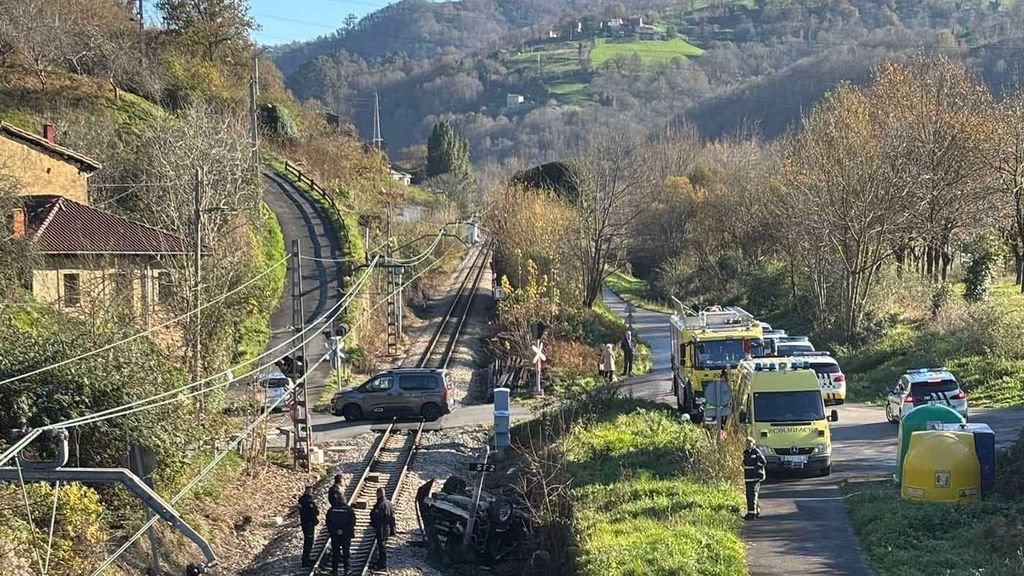 Muere un conductor arrollado por un tren de pasajeros en Langreo, Asturias