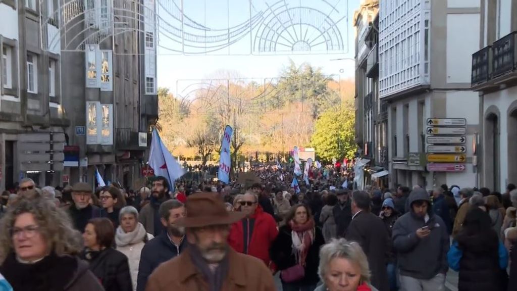 Protesta masiva en Santiago contra el proyecto de instalar una macrocelulosa en Lugo