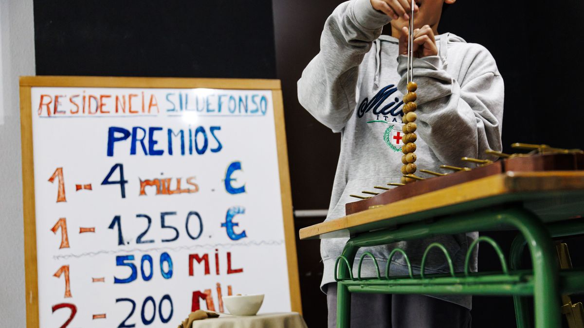 Un niño ensaya el Sorteo Extraordinario de la Lotería de Navidad