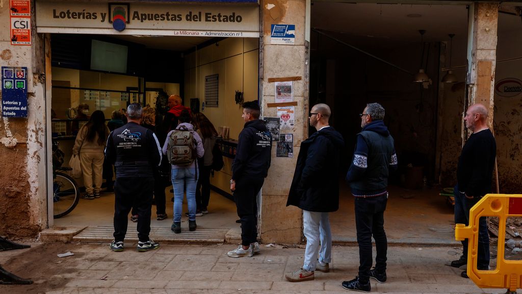 Vecinos de Paiporta esperan para comprar lotería