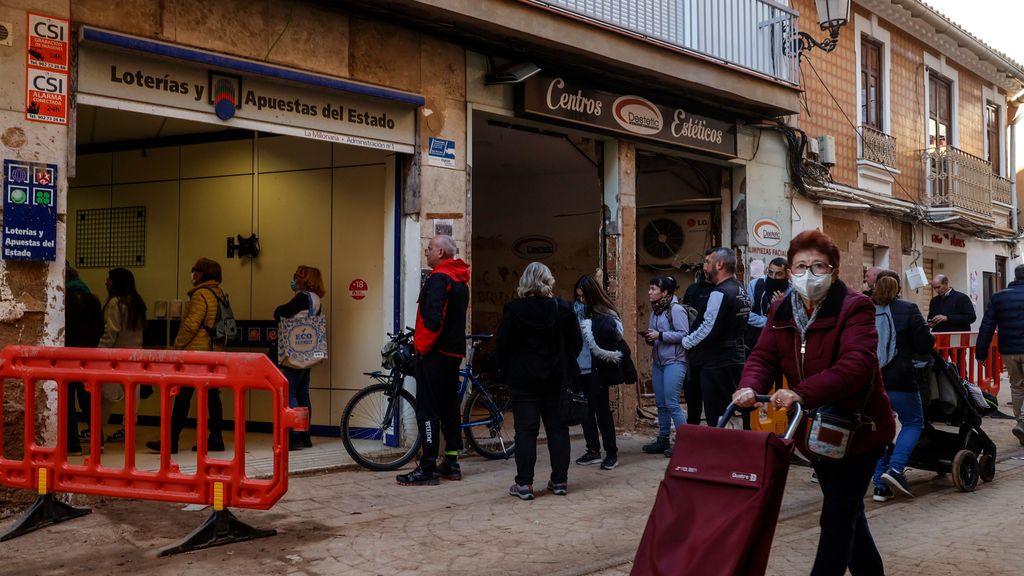 Vecinos de Paiporta hacen cola para comprar lotería