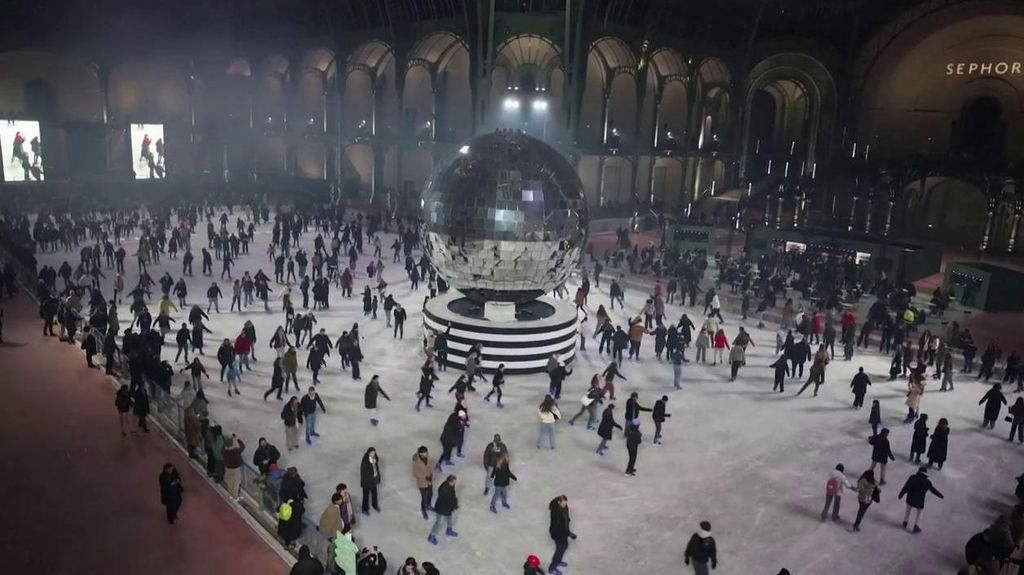 Abre en París la pista de hielo más grande del mundo: tiene 2.700 metros cuadrados