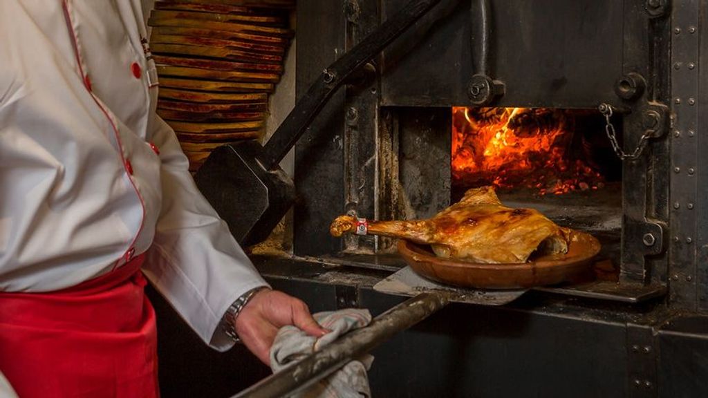 Asado de lechazo de La Parrilla de San Lorenzo, en Valladolid, el lugar más acreditado en la especialidad en la capital castellano-leonesa.