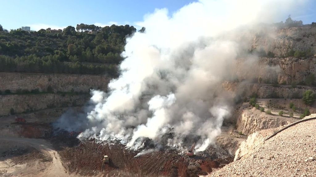 Aumentan los desalojos por el incendio de un vertedero en Alberic, Valencia