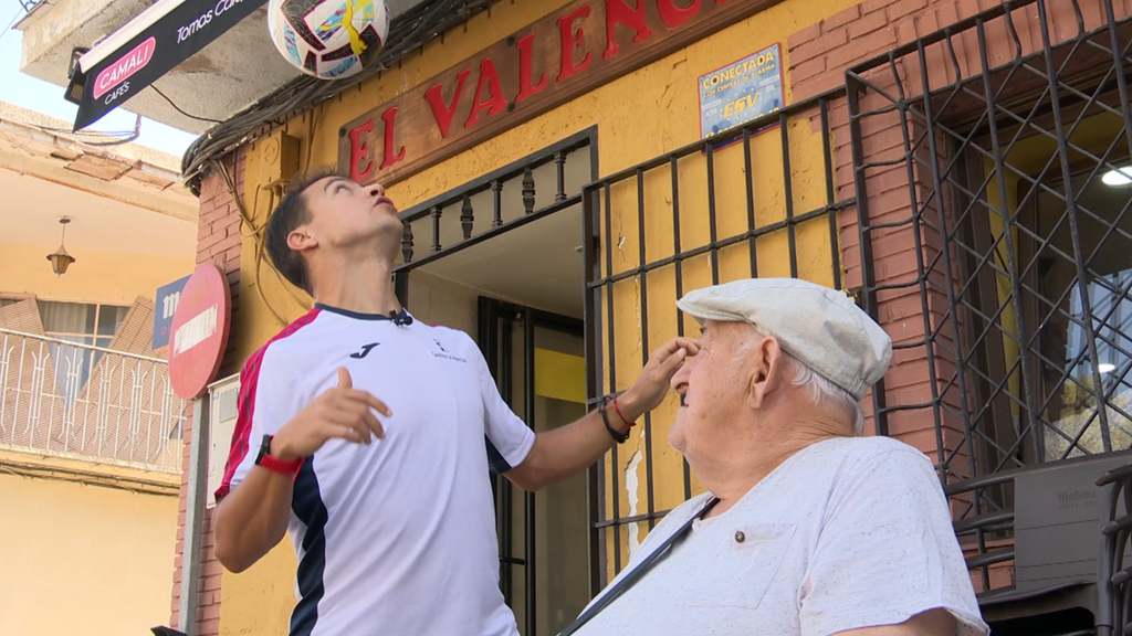 Christian se entrena ante la atenta mirada de sus vecinos