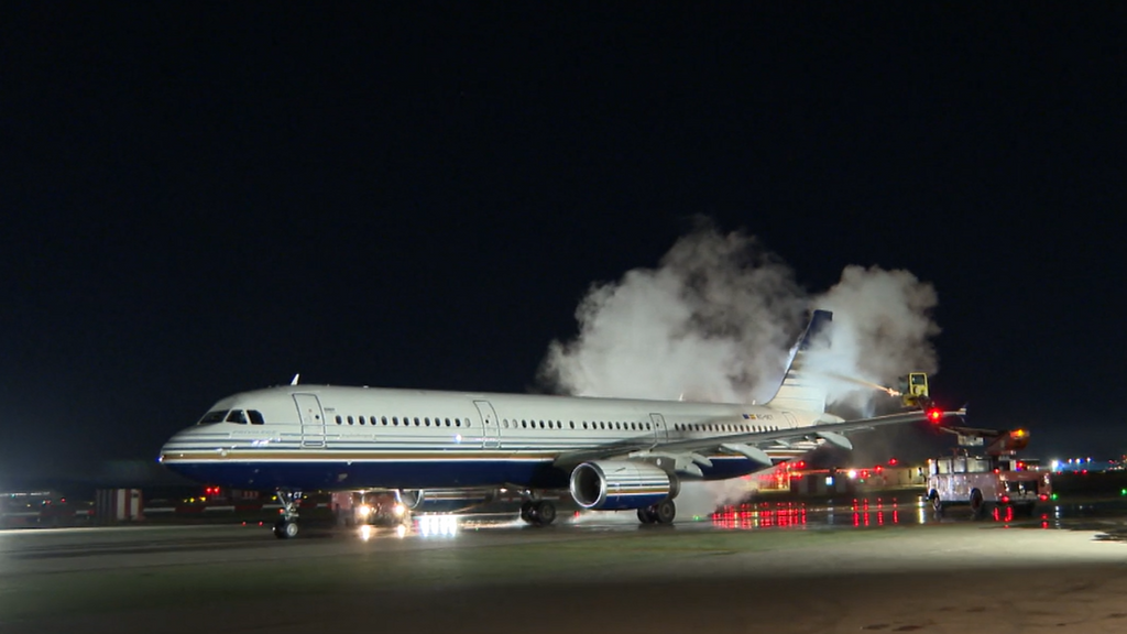 Descongelar los aviones antes de despegar: la tarea clave que protege los vuelos en invierno