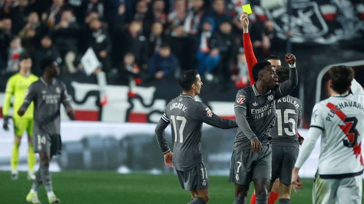 El delantero brasileño del Real Madrid, Vinicius Junior, recibe tarjeta amarilla durante el encuentro contra el Rayo Vallecano en el estadio de Vallecas