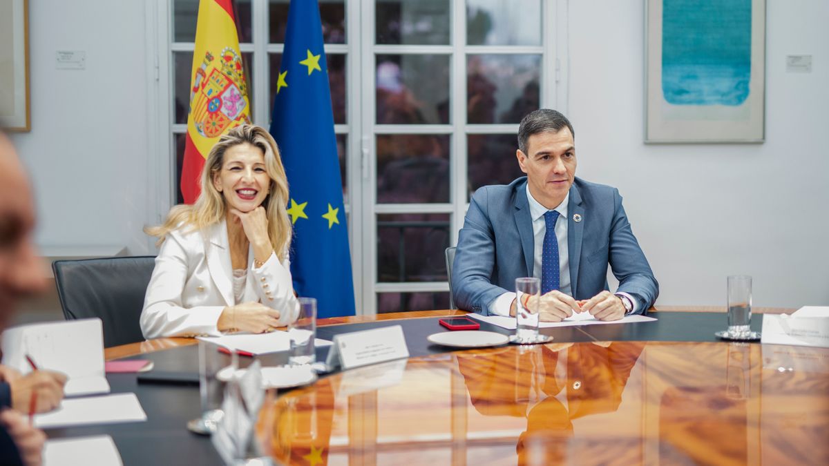 El presidente del gobierno, Pedro Sánchez y la vicepresidenta segunda y ministra de Trabajo y Economía Social, Yolanda Díaz