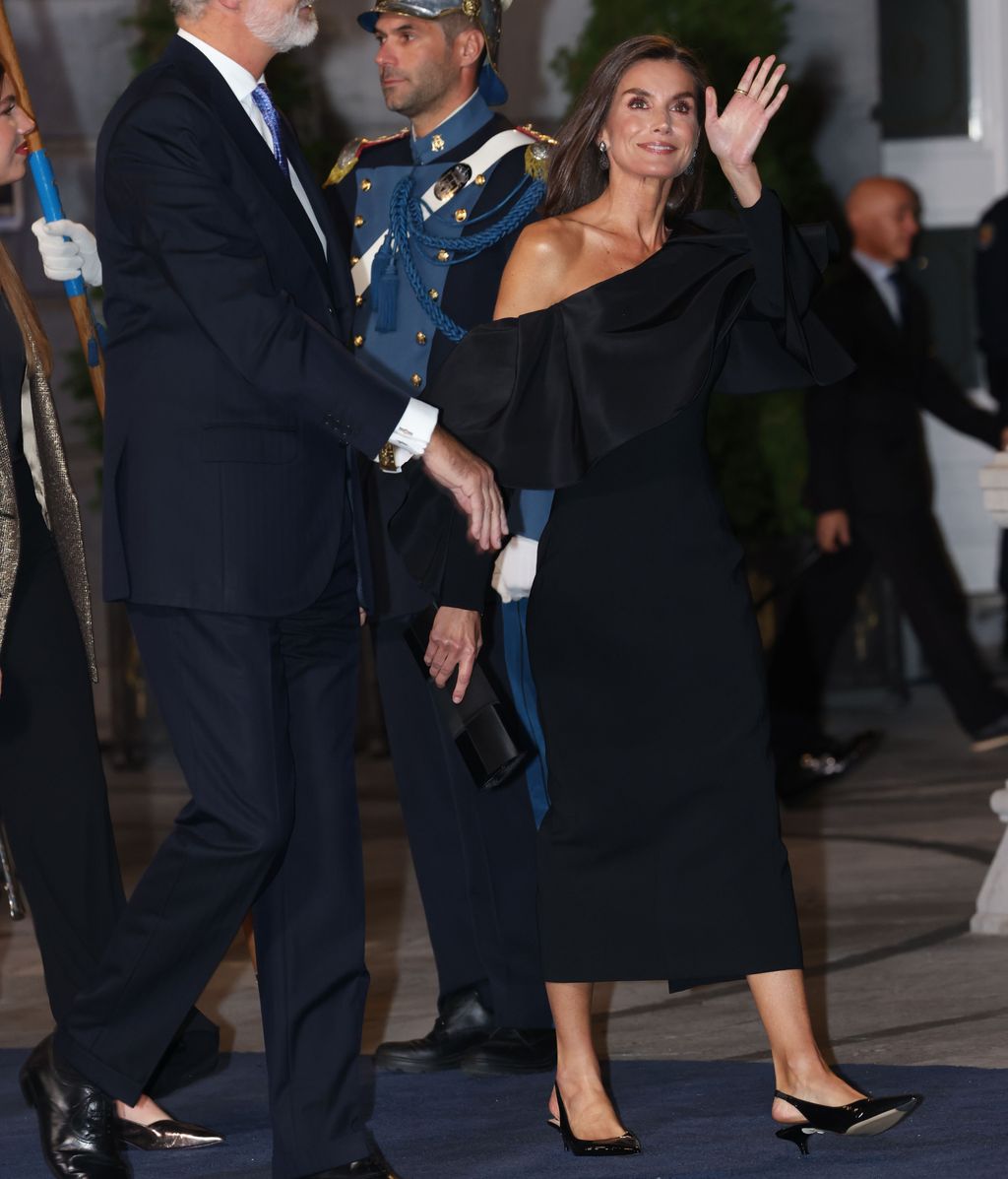 EuropaPress 6301903 rey felipe reina letizia salida teatro campoamor asistir ceremonia entrega