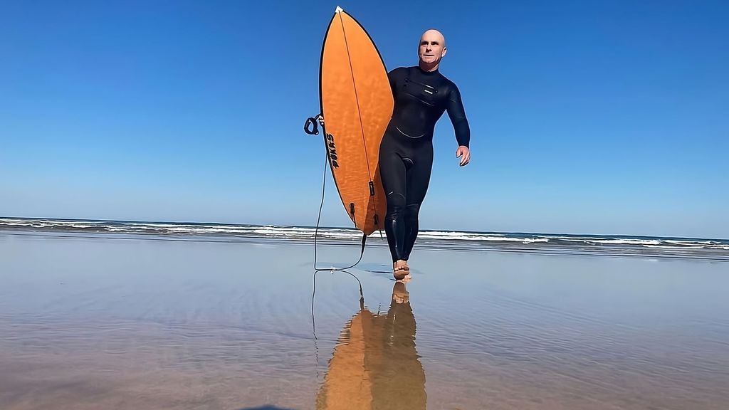 Francesena, saliendo del agua después de una sesión de surf