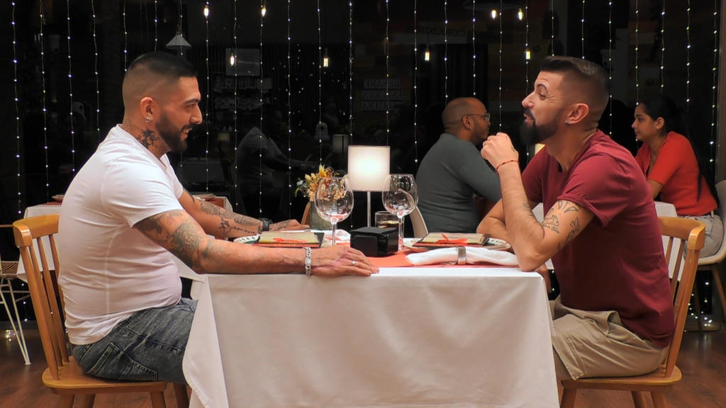 Ismael y David se conocen mientras cenan en 'First Dates'