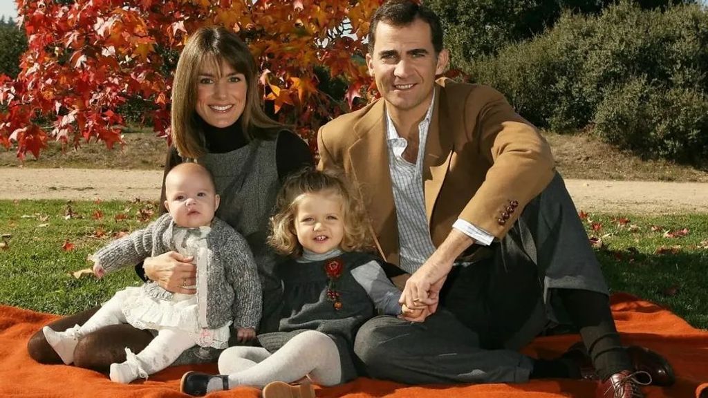 La primera foto de los futuros reyes con sus dos hijas en una felicitación navideña