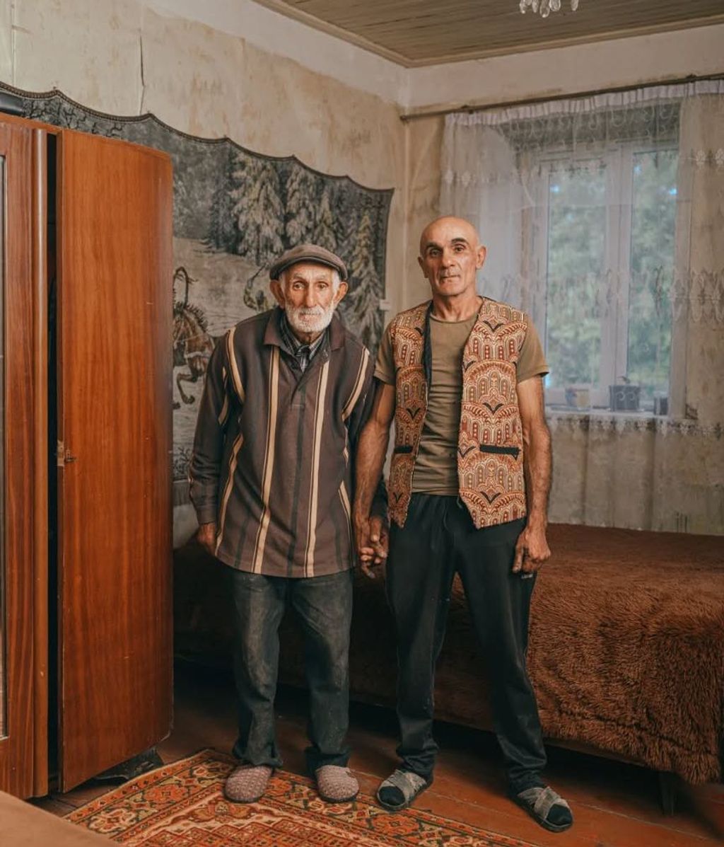 Padre e hijo en Agarak, Armenia.