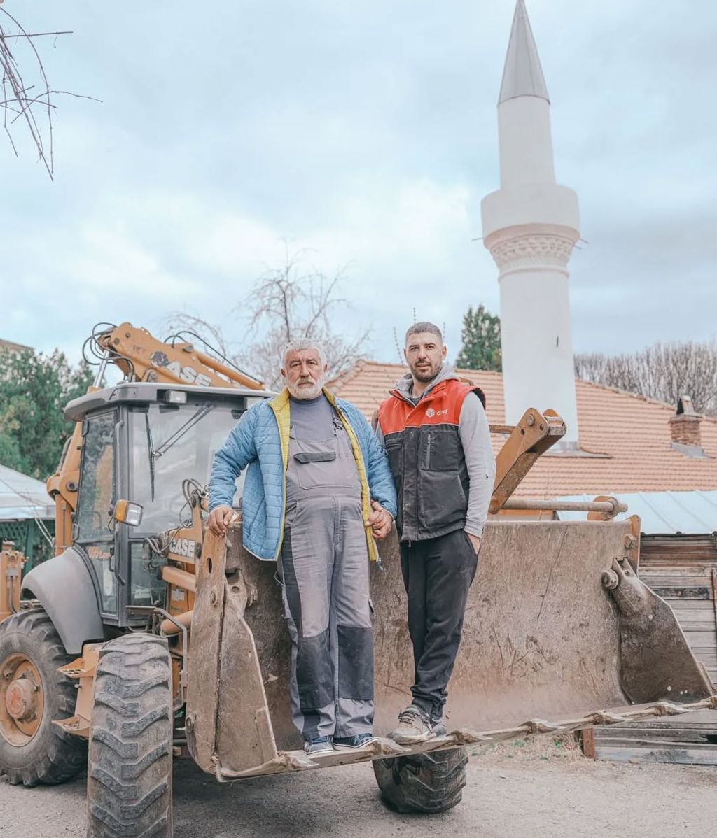 Padre e hijo en Sevlievo, Bulgaria.