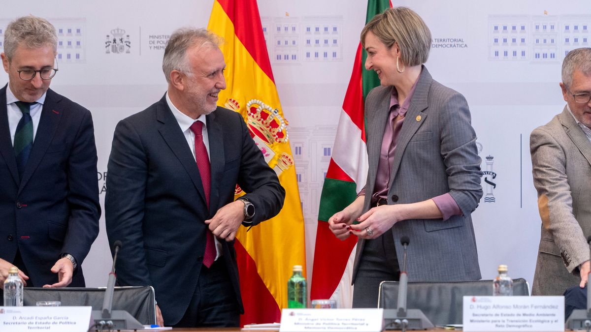 Pie de Foto: El ministro de Política Territorial, Ángel Víctor Torres, y la consejera de Gobernanza, Administración Digital y Autogobierno del País Vasco, Maria Ubarretxena