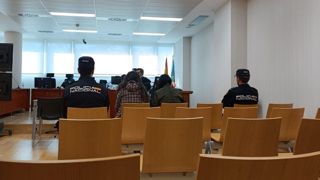 Primera sesión del juicio a una madre acusada de matar a su hijo de dos años en Bigastro, en Alicante.