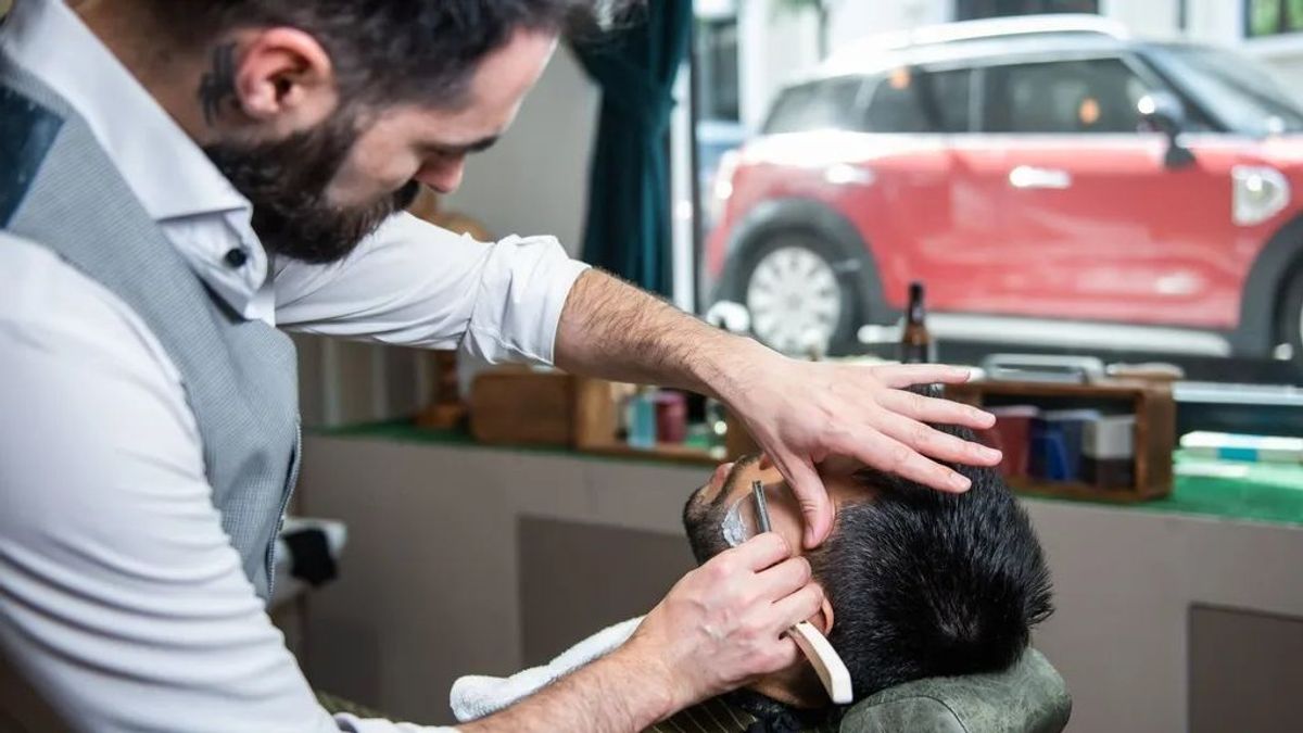 Un afeitado realizado en la barbería