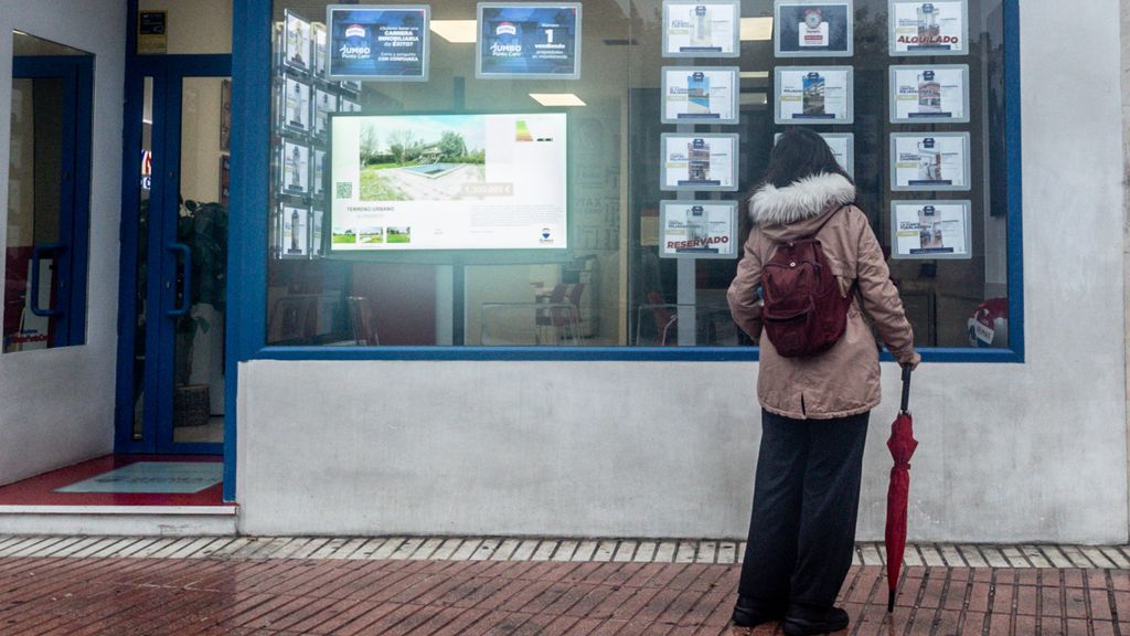 Una mujer observa las ofertas de una inmobiliaria de Madrid