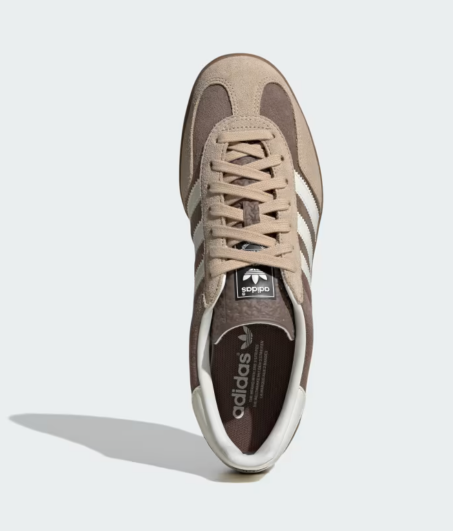 Adidas Gazelle mocha mousse con detalles en beige y en blanco