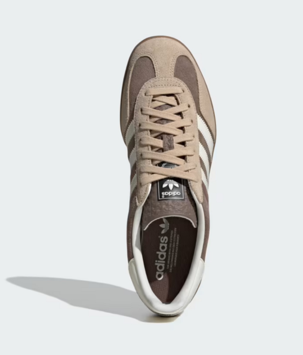 Adidas Gazelle mocha mousse con detalles en beige y en blanco