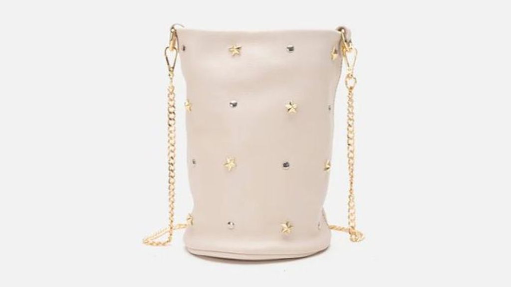 Bolso ‘Candy bone’ de tamaño pequeño de piel con asa de cadena larga y tachuelas y estrellas en el frente. Precio: 210€.