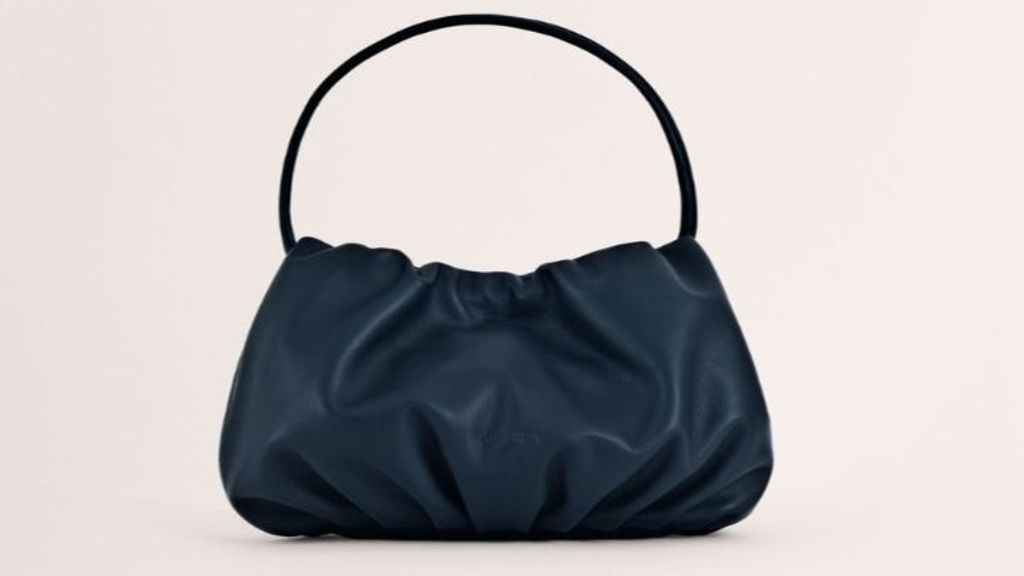 Bolso fruncido de tamaño mediano, en azul noche. Precio: 330€.