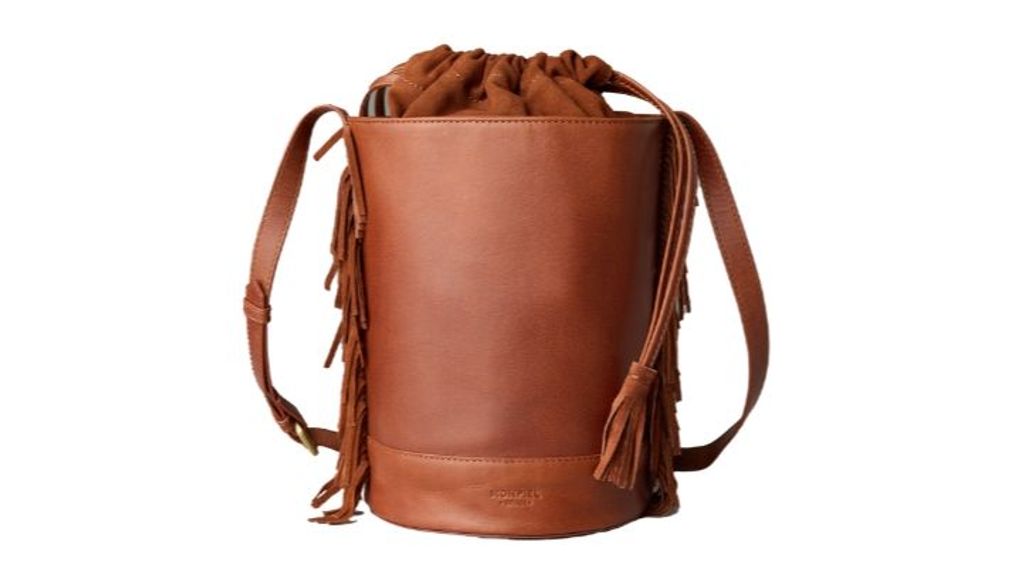 Bolso redondo cubo pequeño, realizado en piel, con asa de mano y otra asa ajustable al hombro. Precio: 159,95€.