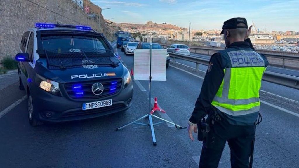 Control rutinario de Policía Nacional en el barrio de Pescadería de Almería