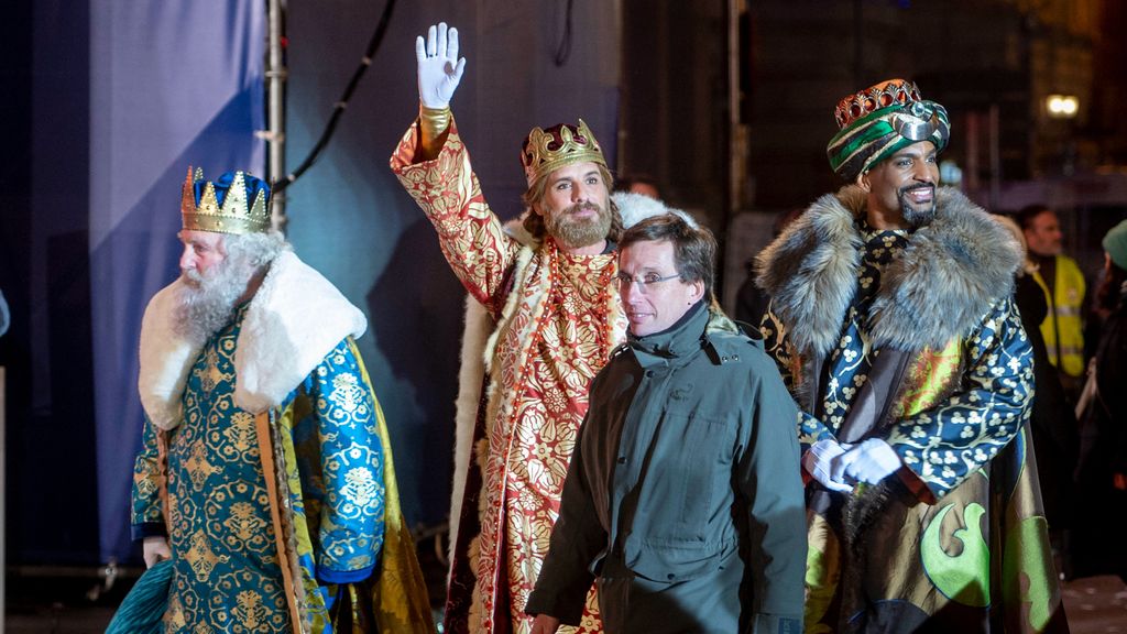 El alcalde de Madrid, José Luis Martínez-Almeida (2d), junto a los Reyes Magos tras la cabalgata, a 5 de enero de 2024