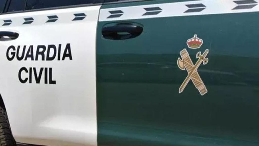 La Guardia Civil recoge el cuerpo sin vida de un joven flotando en el mar en la frontera de Ceuta