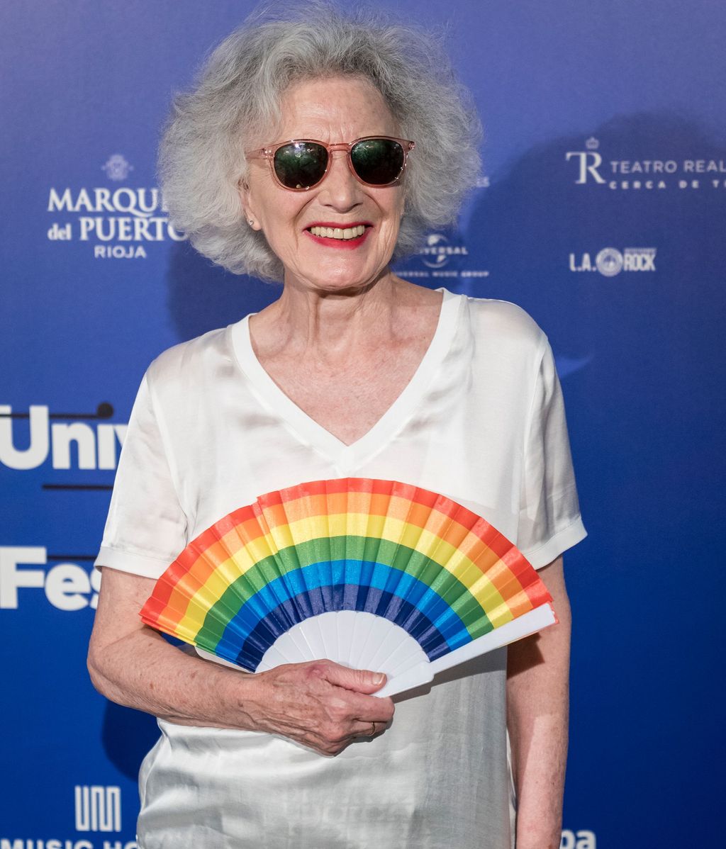 Marisa Paredes con abanico de la bandera LGTBIQ+ durante un concierto en julio de 2023