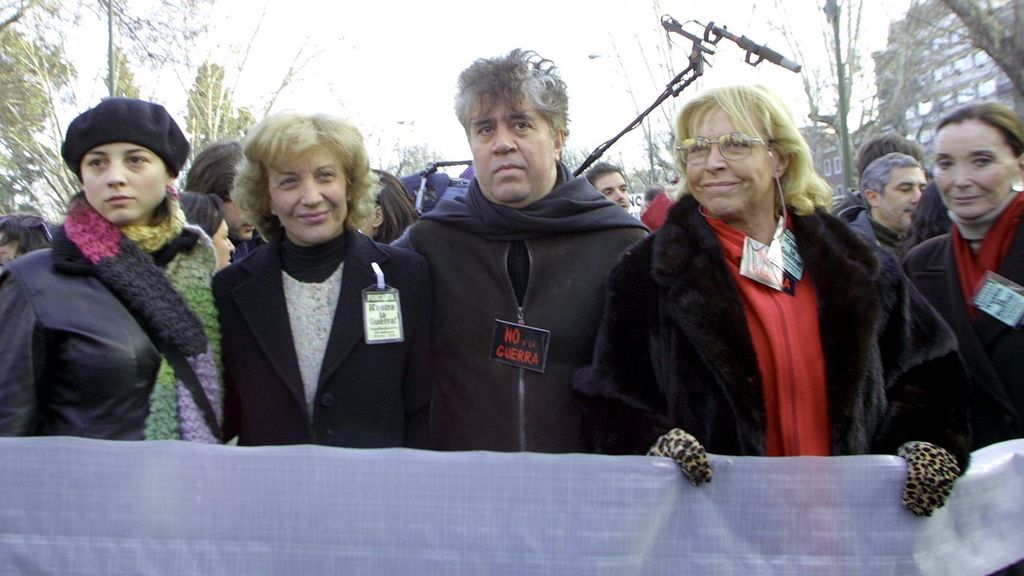 Marisa Paredes junto a Leonor Watling, Pedro Almodóvar, Mónica Randall y María Luisa Merlo manifestándose contra la guerra de Iraq