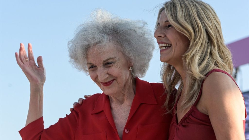 Marisa Paredes, junto a Yolanda Díaz en el cierre de campaña de Sumar en 2023