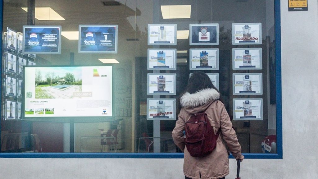 Una mujer observa las ofertas de una inmobiliaria. Foto de archivo.