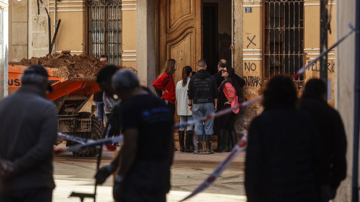 Varias personas en una calle cubierta de barro, a 28 de noviembre de 2024, en Paiporta