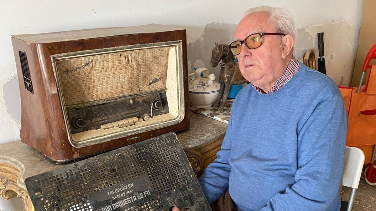 Vicente junto a una de las radios destrozadas por la dana