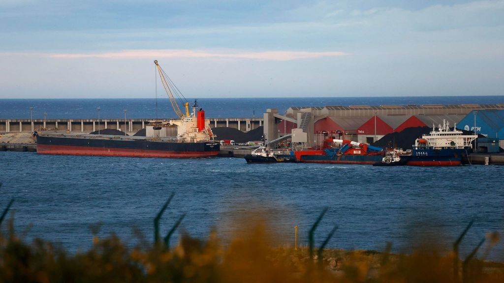 Vista del buque chino "Shang De Wu Yi Shan" (d) atracado en el puerto exterior de A Coruña