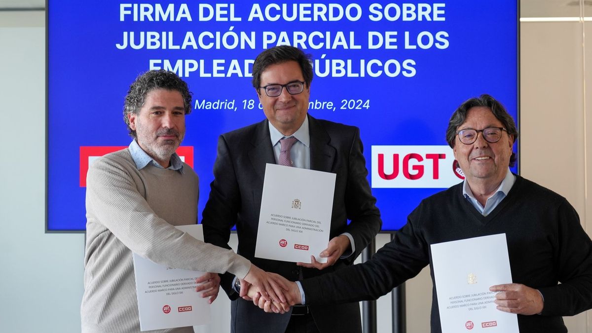 El ministro para la Función Pública, Óscar López, el secretario general de UGT Servicios Públicos, Julio Lacuerda, y el coordinador de Área Pública de CCOO, Luciano Palazzo