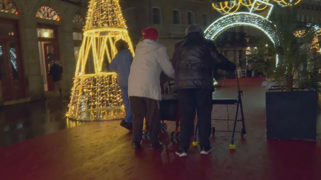 Los taxistas de Vigo enseñan las luces de Navidad a los mayores de las residencias