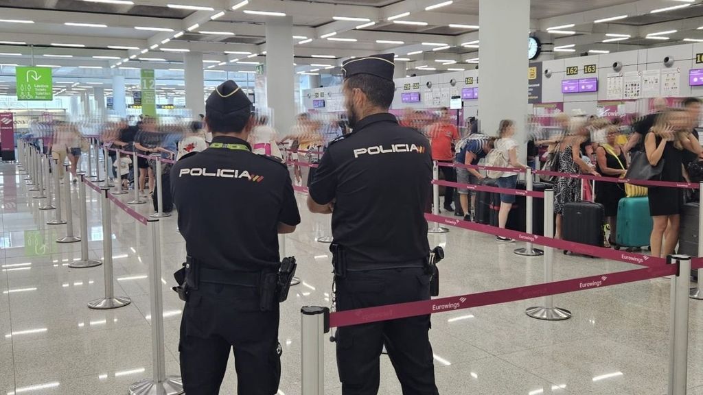 Policías en el aeropuerto de Palma