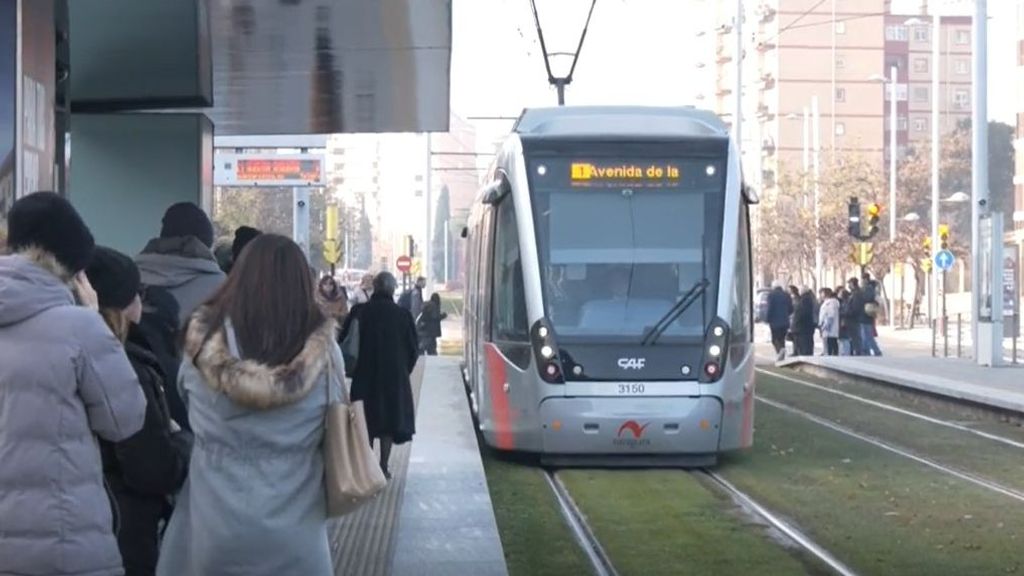 Psicólogos atienden a los compañeros de la menor atropellada por el tranvía en Zaragoza tras presenciar su muerte en directo