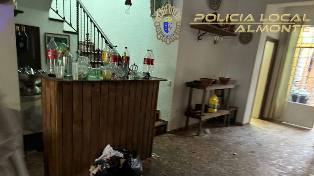 Restos de botellón en una casa en El Rocío, Huelva