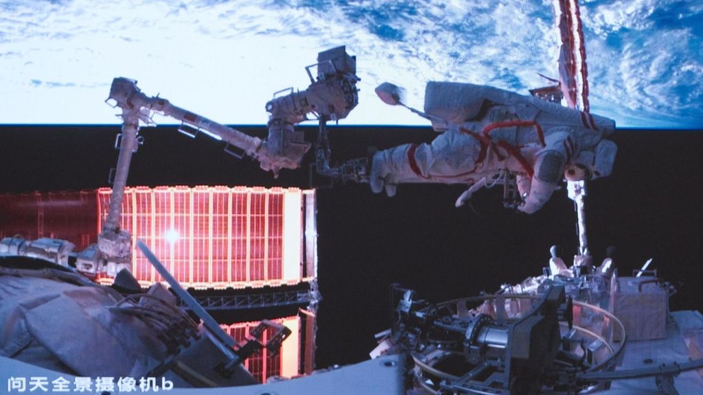 Astronautas chinos realizan el paseo espacial de mayor duración registrado por el país