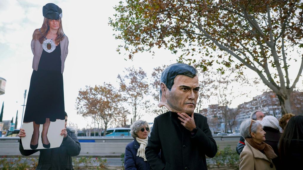 Un pequeño grupo de personas se concentra este miércoles ante los Juzgados de Plaza de Castilla, donde el juez que investiga a Begoña Gómez,