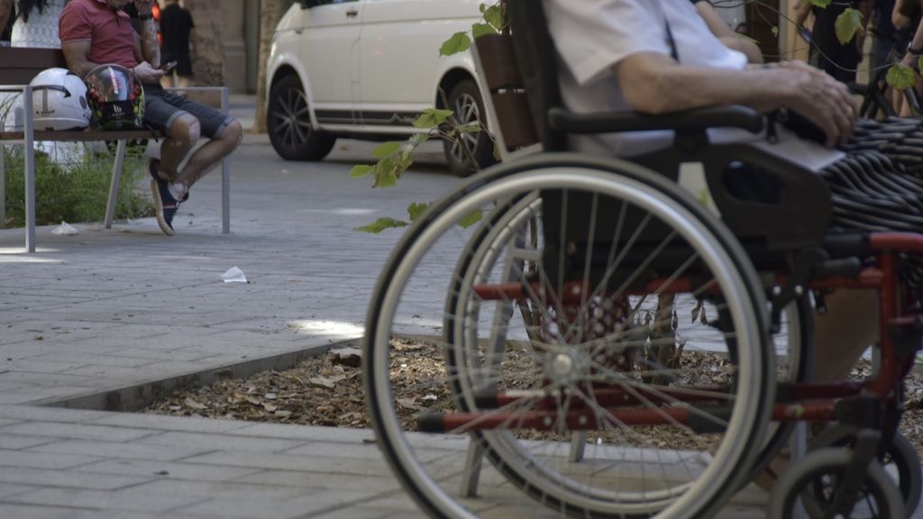 Una persona en silla de ruedas.