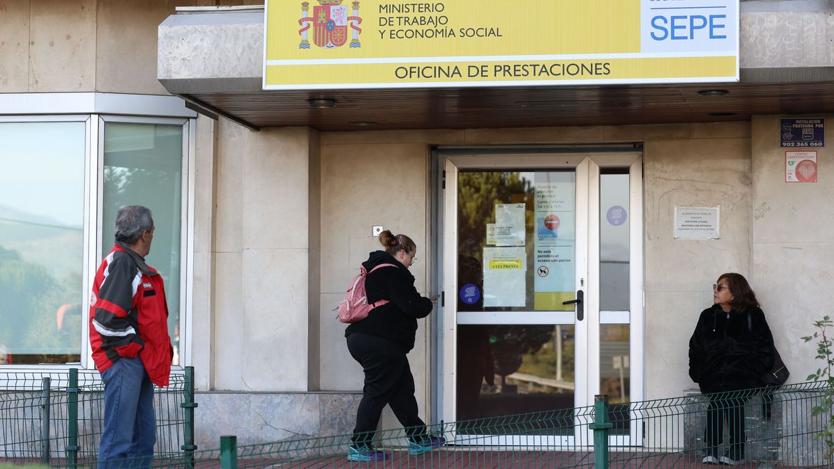 Usuarios junto a una oficina del SEPE en Madrid