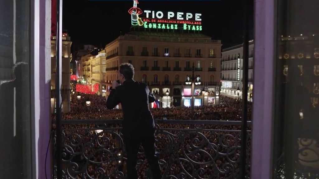 David Bisbal desata la locura en el centro de Madrid con sus villancicos