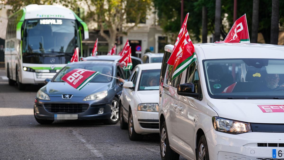 Caravana sindical de coches en demanda de la jubilación anticipada en el sector laboral de transporte de viajeros